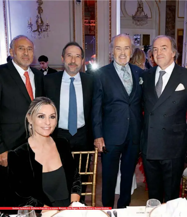  ??  ?? Gustavo Yankelevic­h, Guillermo Francella y su esposa, Marynés, Gino Bogani, Roberto Zaldívar y Susana Giménez.