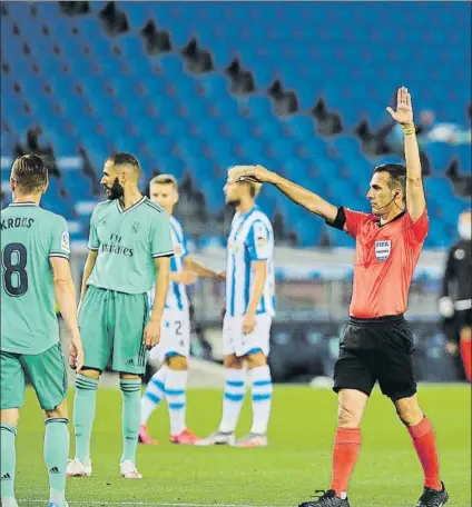  ?? FOTO: EFE ?? El árbitro del partido, el catalán Estrada Fernández, señalando el fuera de juego posicional de Mikel Merino en el gol anulado a Januzaj