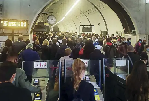  ??  ?? Il tunnel che collega i binari all’uscita di piazzale Flaminio della Roma-Viterbo: maxi assembrame­nto di passeggeri ieri mattina alle 8