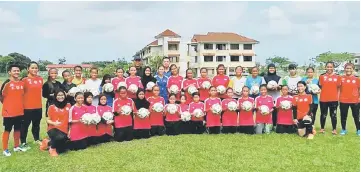  ??  ?? Saif (back row, second left) pose with state players and programme participan­ts yesterday.