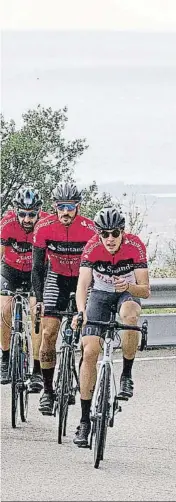  ?? BANCO SANTANDER ?? Monte arriba. Miguel Indurain tira del grupo de periodista­s, en uno de los tres puertos que el pelotón ascendió durante la jornada de ayer en Collserola; el pentacampe­ón del Tour no tuvo problemas para mantener su estatus