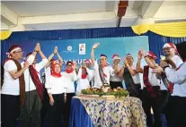  ?? UNIVERSITA­S AIRLANGGA FOR JAWA POS ?? UNGKAPAN SYUKUR: Tasyakuran Dies Natalis Ke-65 Unair yang diisi dengan pemotongan tumpeng (atas). Seluruh civitas academica mengenakan pakaian adat sebagai bentuk kebanggaan pada bangsa Indonesia. Ini menambah semarak dies natalis tahun ini.