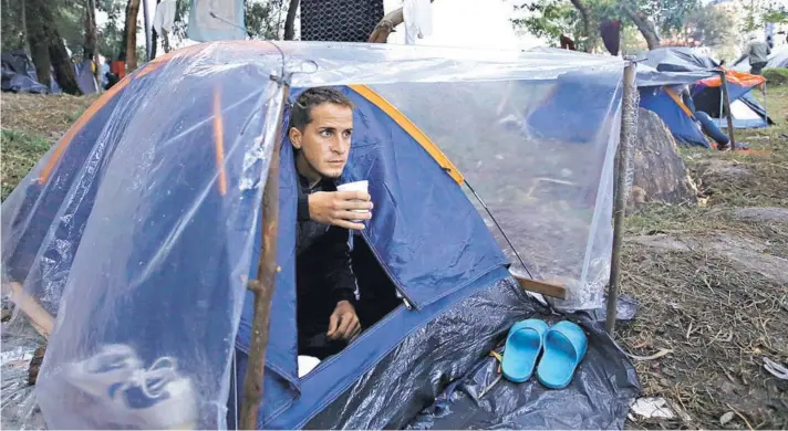  ??  ?? ► Un migrante venezolano acampa cerca del principal terminal de buses de Bogotá, en Colombia, el viernes 7 de septiembre.