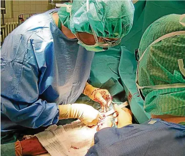  ?? FOTOS (): HELIOS-KLINIK BLANKENHAI­N ?? Ein Shunt wird eingesetzt: Dinah Döbrich (links) und Thomas Franz von der Helios-Klinik Blankenhai­n bei dem Eingriff, der etwa eine Stunde dauert.