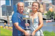  ?? AP ?? ■
Sofia Kenin and father Alex hold the Australian Open trophy at a photo shoot on the Yarra River.