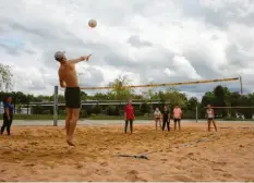  ??  ?? Wer will, kann sich in der ehemaligen Kaserne sportlich betätigen – etwa beim Beachvolle­yball.