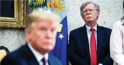  ?? FOTO: GETTY IMAGES ?? Kritischer Blick: Der damalige nationale Sicherheit­sberater John Bolton mustert Us-präsident Donald Trump im Mai 2019 im Oval Office. „Der Raum, in dem es geschah“wurde titelgeben­d für Boltons Buch.