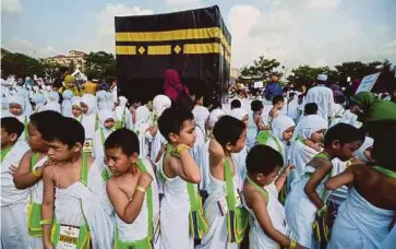  ??  ?? MURID tadika Little Caliphs pada program Little Hajj 2017 di padang Kompleks Belia dan Kebudayaan Selangor, Seksyen 7, semalam.