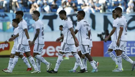  ?? ?? ► La apuesta del técnico Jorge Almirón no resultó porque Colo Colo no hizo una buena presentaci­ón y terminó perdiendo el duelo.