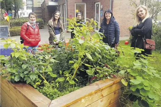  ?? BILD: Ernährungs­rat ?? Kistenbeet: Der Ernährungs­rat betreut ein Projekt bei der Gemeinwese­narbeit Bloherfeld­e.