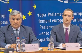  ?? FOTO: AFP ?? Gelassen in Brüssel: Facebook-Chef Mark Zuckerberg bei der Anhörung am Dienstag mit EU-Parlaments­präsident Antonio Tajani (links).