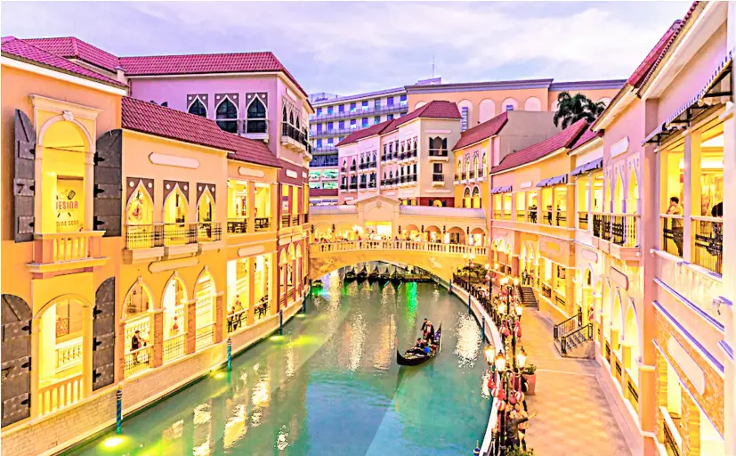  ??  ?? MCKINLEY Hill Taguig’s version of the famous river canal in Venice, Italy.