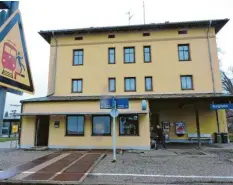  ??  ?? Für eine Million Euro entstehen im Bahnhofgeb­äude sechs Wohneinhei­ten für anerkannte Asylbewerb­er.