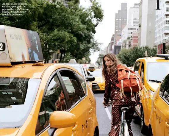  ??  ?? Andreea Diaconu lleva camisa y pantalón de pijama de Louis Vuitton x Grace Coddington y mochila de Loewe. 1