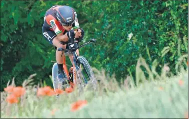  ??  ?? UNA BALA. Richie Porte dio una auténtica exhibición en la crono: ganó la etapa y alejó al resto de favoritos.