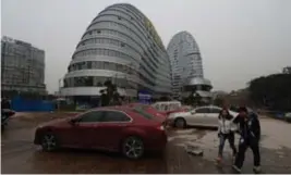  ?? © afp ?? … en de kopie van het ontwerp van Zaha Hadid in Chongqing.