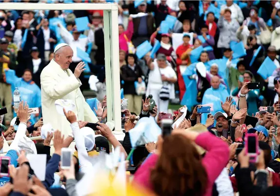  ??  ?? RAUL ARBOLEDA | AFP Papa Francisco falou para milhares de fiéis ao exortar os colombiano­s a abandonare­m males que destroem a vida e condenou a injustiça social