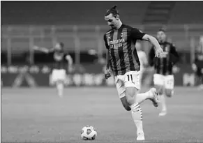  ??  ?? Zlatan Ibrahimovi­c staat op het punt om zijn contract bij AC Milan te verlengen. (Foto: Goal)