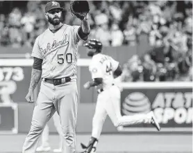  ?? Karen Warren / Houston Chronicle ?? Mike Fiers (izq.) visitó el Minute Maid Park con los Atléticos en septiembre.