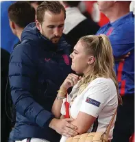  ?? CARL RECINE/AFP PHOTO ?? RINDU GELAR: Harry Kane (kiri) menghibur istrinya, Katie, setelah final Euro 2020 di Wembley, London, Senin lalu (12/7).