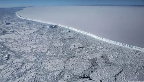  ?? ?? Los cientíﬁcos creen que hace unos 100.000 años la enorme capa de hielo de la Antártida occidental (WAIS, por sus siglas en inglés), se derrumbó, abriendo temporalme­nte vías de agua entre un trío de mares que rodean el continente.
Imagen: Mario Tama/Getty Images