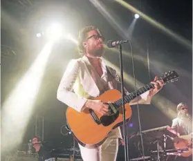  ??  ?? ► Father John Misty en su debut del sábado en Santiago.