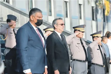  ?? ?? Presidente Luis Abinader acompañado del Ministro de Interior, Jesús Vásquez, durante un acto en el Palacio de la Policía.