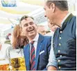  ?? FOTO: AFP ?? Aus Überzeugun­g blau: Norbert Hofer (links) und Heinz-Christian Strache von der FPÖ.