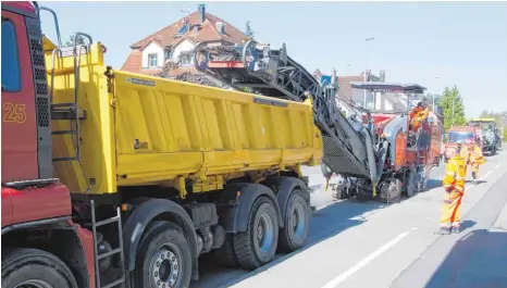  ?? FOTOS: RALF SCHÄFER ?? Fräsen und gleich wieder neu asphaltier­en: Die Bundesstra­ße wird ab Landratsam­t in Fahrtricht­ung Überlingen in Abschnitte­n bis zum Ortsausgan­g Fischbach saniert. Am Mittwoch sollen die Arbeiten abgeschlos­sen sein, die andere Fahrbahn folgt zu einem...