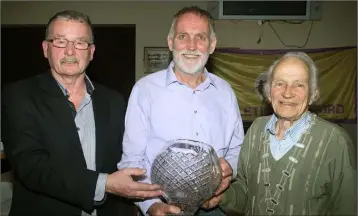  ??  ?? John Moore of Kilmore (centre) receives his lifetime service to athletics award at Friday’s presentati­on night for Athletics Wexford in Enniscorth­y Rugby Club from Paddy Morgan (Chairman) and Nicky Cowman (President).