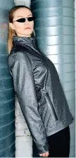  ??  ?? Capsule
La giacca sportiva 2004 in grafene, qui nella versione femminile, della capsule di Directa Plus che comprende anche una tshirt tecnica con circuito termico, sia per lui che per lei, e la mascherina