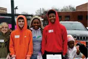  ?? The Sentinel-Record/Lance Brownfield ?? ■ I’Nita White stands with the young people of New Life Church as they give out food at Saturday’s Food For Thought.