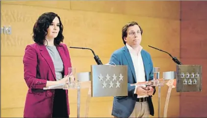 ?? FOTO: EFE ?? Isabel Díaz Ayuso, presidenta de la Comunidad junto a
José Luis Martínez-Almeida, alcalde de Madrid y abonado del Atlético
