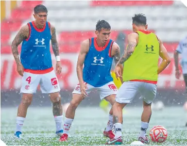  ?? ?? La fuerte granizada en el estadio Victoria hzo imposible realizar el partido.