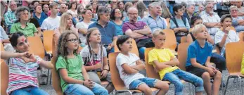  ?? SZ-FOTO: KURT EFINGER ?? Openair-Kino genossen im Oberdischi­nger Kanzleihof viele Zuschauer.