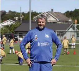  ?? FOTO: TOM ARNE BORGERSEN ?? FAIR PLAY: Bjørn Einar Myhre og Langesund Fotball blir hedret med Fair play-pris.