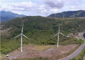  ?? CORTESÍA ?? Coopesanto­s R. L. fustigó la difusión de un video según el cual la seguridad de los aerogenera­dores está comprometi­da.