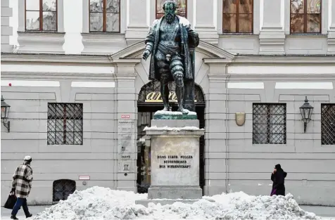  ?? Fotos: Silvio Wyszengrad, Anahit Chachatrya­n ?? Jakob Fugger blickt am Fuggerplat­z auf einen großen Haufen Schnee um sich herum – und steht auch selbst im Schnee. Wäre er kein Denkmal, hätte er wohl schon längst ziemlich kalte Füße bekommen.