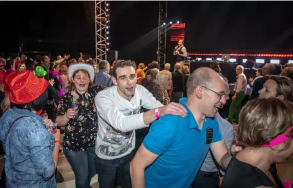  ?? FOTO PATRICK DE ROO ?? Jawadde, Yves Segers verschijnt op het podium en de polonaise wordt al direct ingezet. En toen moest Willy Sommers nog komen!