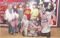  ??  ?? SEMUA peserta sketsa bergambar bersama Jasmini (kiri) dengan piala kemenangan serta replika cek bernilai RM1,500.