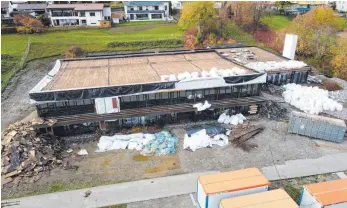  ?? FOTO: OLAF WINKLER ?? Noch steht das Hallenbad in Lindenberg. Aber nicht mehr lange. Nachdem eine Fachfirma alle Schadstoff­e beseitigt hat, rollt nun der Bagger an. Nun beginnt der eigentlich­e Abriss des 45 Jahre alten Gebäudes.