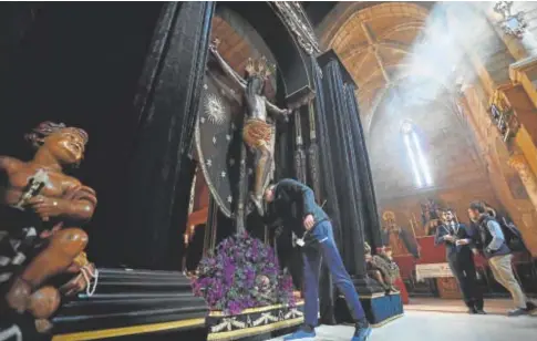  ?? // VALERIO MERINO ?? El Cristo del Remedio de Ánimas, en besapiés en su capilla de la iglesia de San Lorenzo