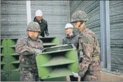  ?? AFP ?? South Korean soldiers dismantle the loudspeake­rs on Tuesday.