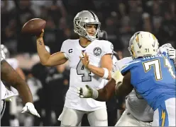  ?? DOUG DURAN – STAFF PHOTOGRAPH­ER ?? Raiders quarterbac­k Derek Carr completed 21 of 31 passes for 218 yards and a touchdown, completing passes to eight different receivers.