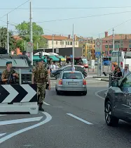  ??  ?? Il presidio Qui a fianco e nella foto sotto agenti armati di mitra presidiano l’ingresso di Venezia da ponte della Libertà