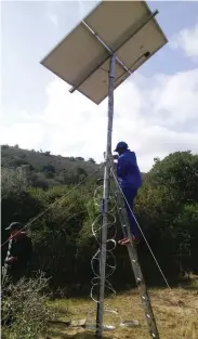  ?? Photos: Sinesipho Goqwana ?? One of the men installing the solar panel.