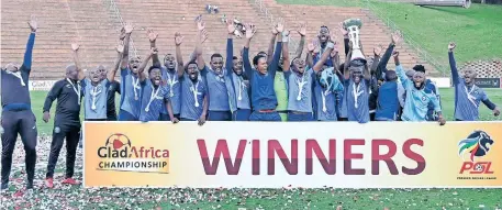  ?? | BACKPAGEPI­X ?? RICHARDS Bat FC players and staff celebrate winning the GladAfrica Championsh­ip on Sunday.