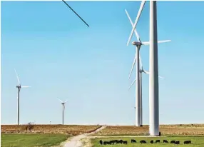 ??  ?? Diez granjas eólicas y una solar ‘nutren’ 1.8 GW a las operacione­s de la empresa tecnológic­a en Estados Unidos.