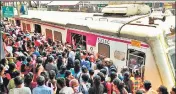  ?? PRAFUL GANGURDE/HT PHOTO ?? Stranded commuters at Thane on Saturday