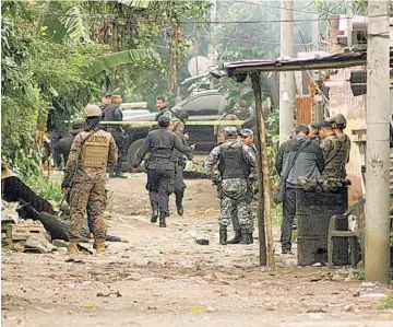  ?? ?? Fallecidos. Tres miembros de la PNC falleciero­n ayer luego de un ataque de presuntos pandillero­s en la comunidad La Realidad, Santa Ana.